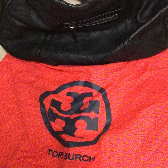 Tory Burch quilted leather purse with gun metal chain strap. - Picture 10 of 12